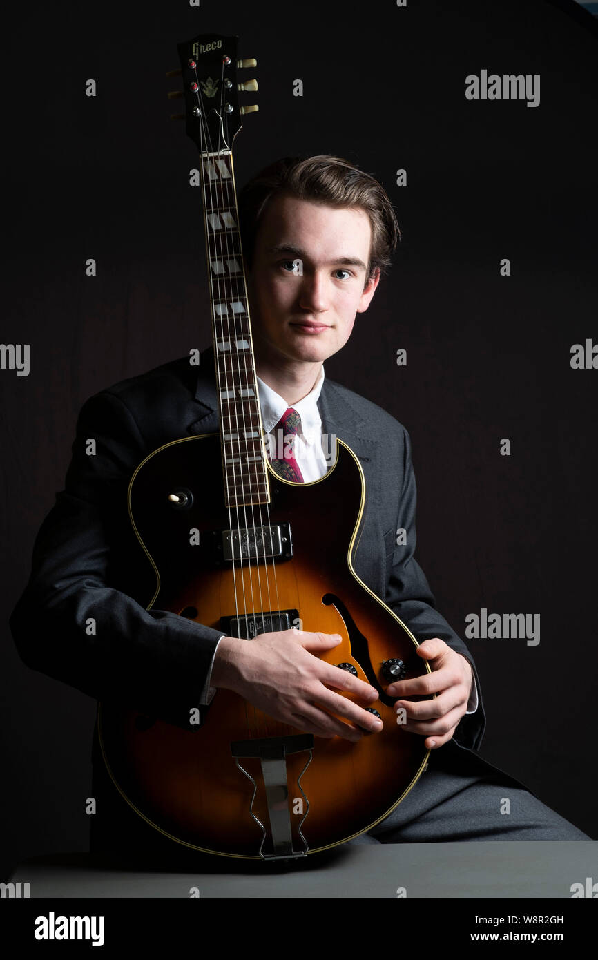 Ritratto di giovane di 17 anni studente di musica con la chitarra Foto Stock