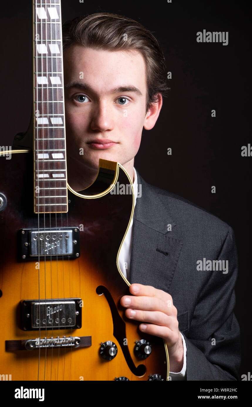 Ritratto di giovane di 17 anni studente di musica con la chitarra Foto Stock