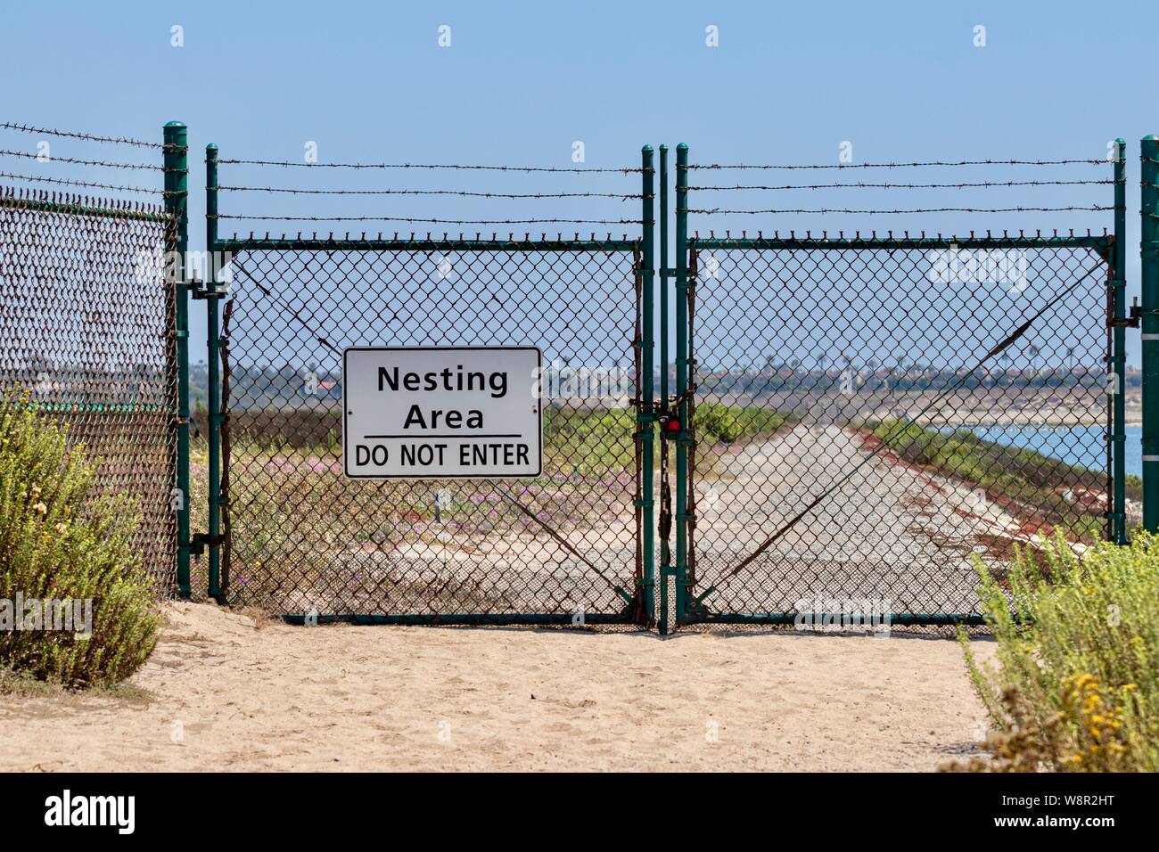 Area di nidificazione non inserire segno sulla recinzione Foto Stock