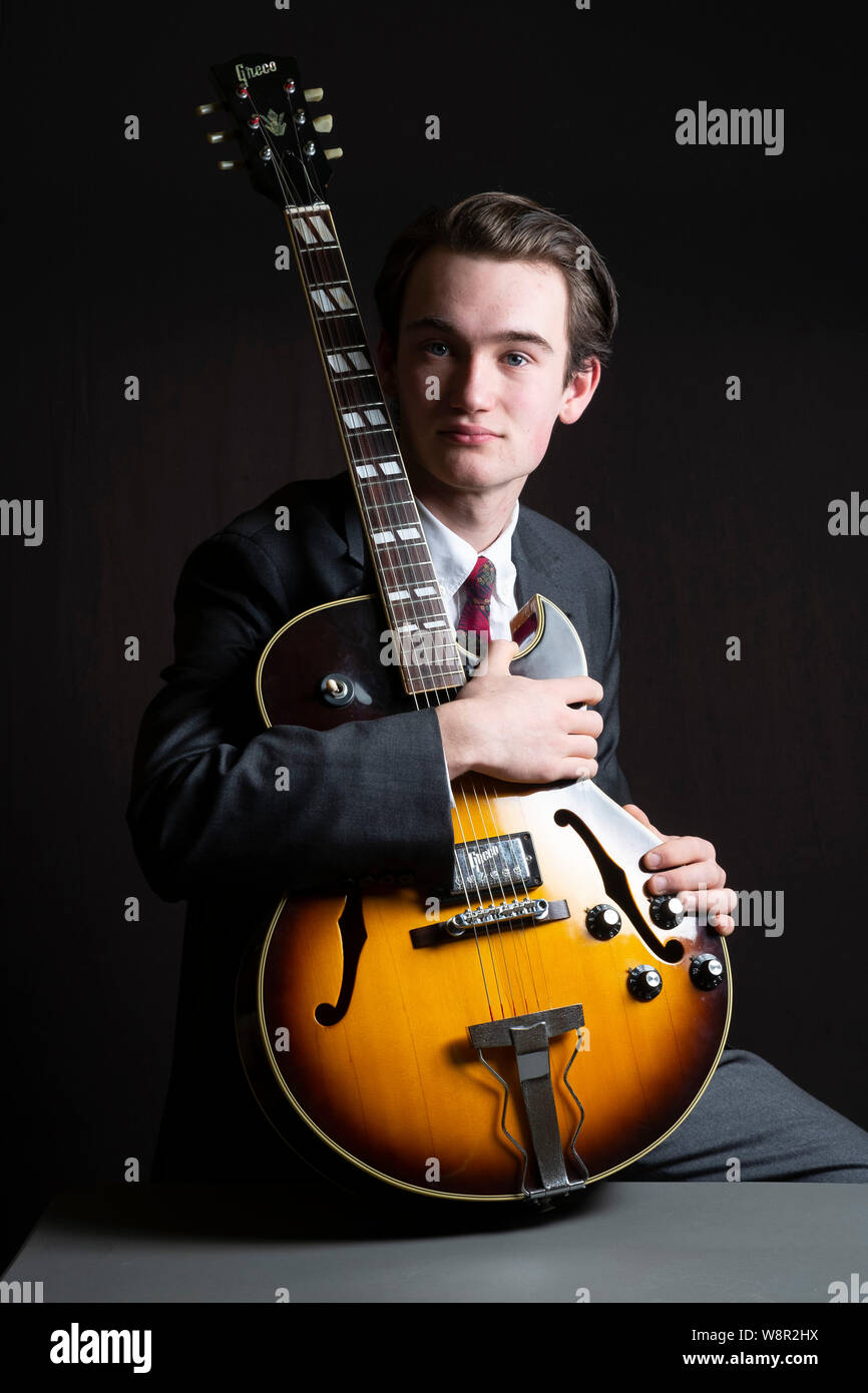 Ritratto di giovane di 17 anni studente di musica con la chitarra Foto Stock