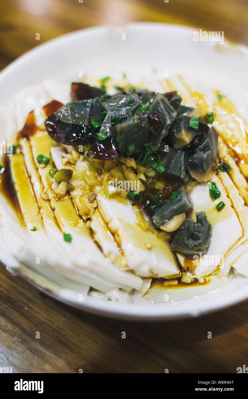 Secolo uovo tofu in un ristorante cinese di Shanghai. un piatto freddo. Foto Stock