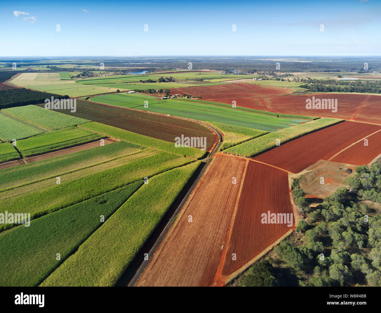 Antenna della red terreni di origine vulcanica di eliminato Farmland ora cresce la canna da zucchero nei pressi di Childers Queensland Australia Foto Stock