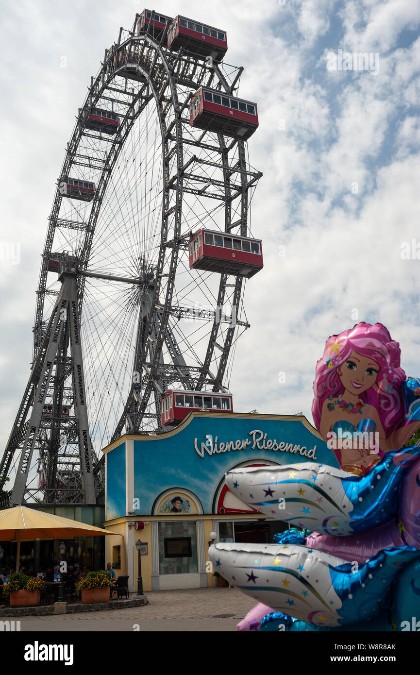 16.06.2019, Vienna, Austria, Europa - Vista dello storico viennese di Ruota Gigante all'entrata del parco divertimenti del Wiener Prater. Foto Stock