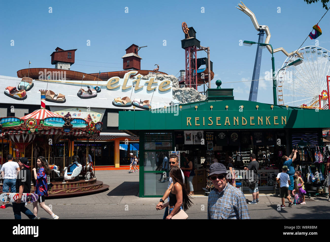 16.06.2019, Vienna, Austria, Europa - i visitatori del parco divertimenti del Wiener Prater. Un negozio di souvenir può essere visto nel contesto. Foto Stock