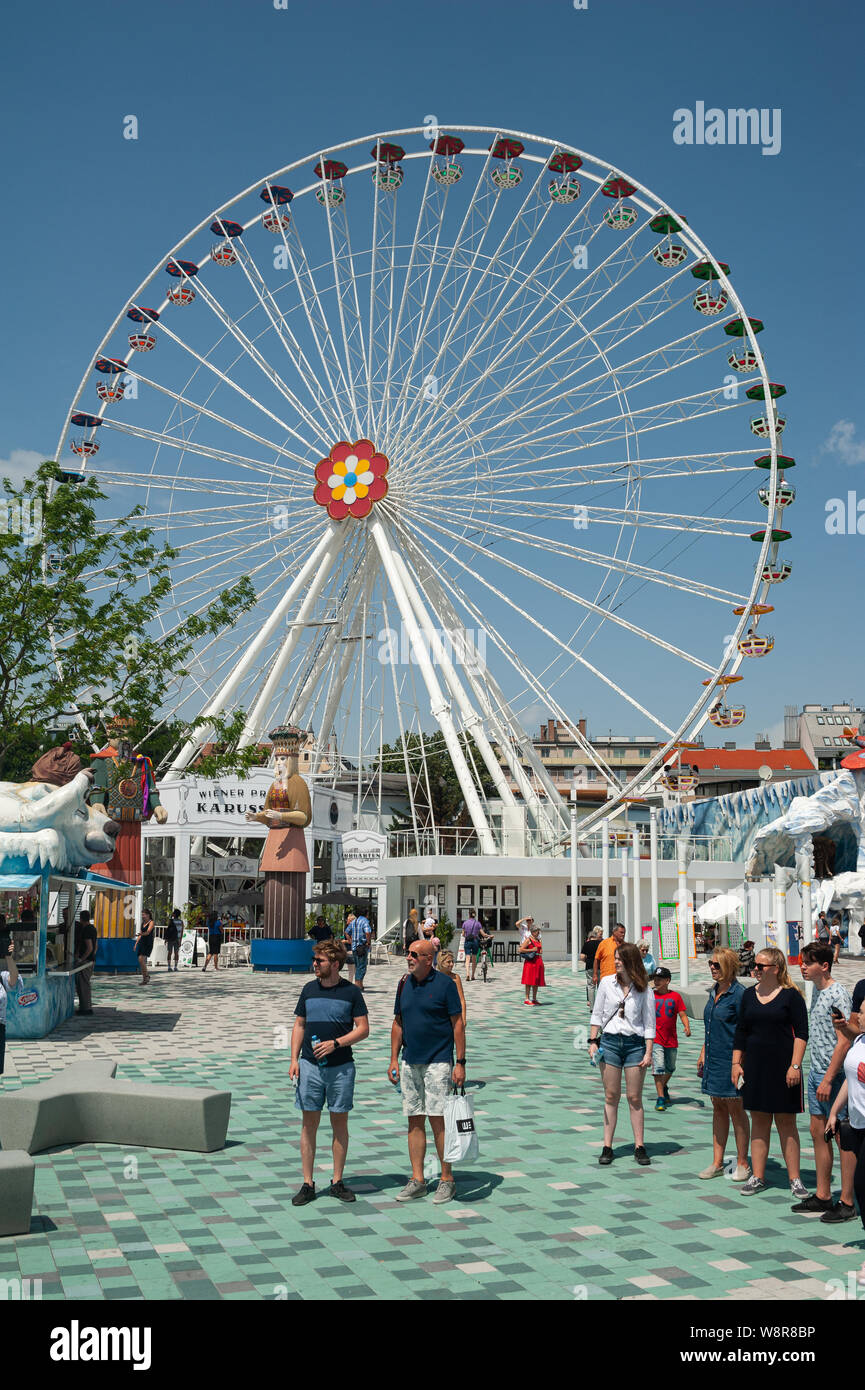 16.06.2019, Vienna, Austria, Europa - Visitatori al Wiener Prater amusement park con una grande ruota nel contesto. Foto Stock