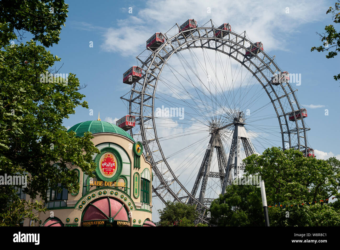 16.06.2019, Vienna, Austria, Europa - Vista dello storico viennese di Ruota Gigante all'entrata del parco divertimenti del Wiener Prater. Foto Stock
