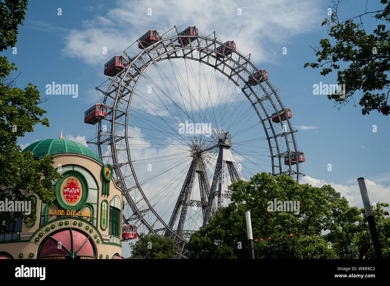16.06.2019, Vienna, Austria, Europa - Vista dello storico viennese di Ruota Gigante all'entrata del parco divertimenti del Wiener Prater. Foto Stock