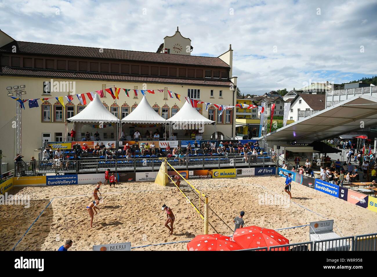 Vaduz, Liechtenstein. 10 Ago, 2019. FIVB BEACH VOLLEYBALL WORLD TOUR: Vista generale del campo central del torneio FIVB Beach Volleyball World Tour Star 1, en Vaduz, Liechtenstein. (Foto: Bruno de Carvalho/Cordon Premere) Credito: CORDON PREMERE/Alamy Live News Foto Stock
