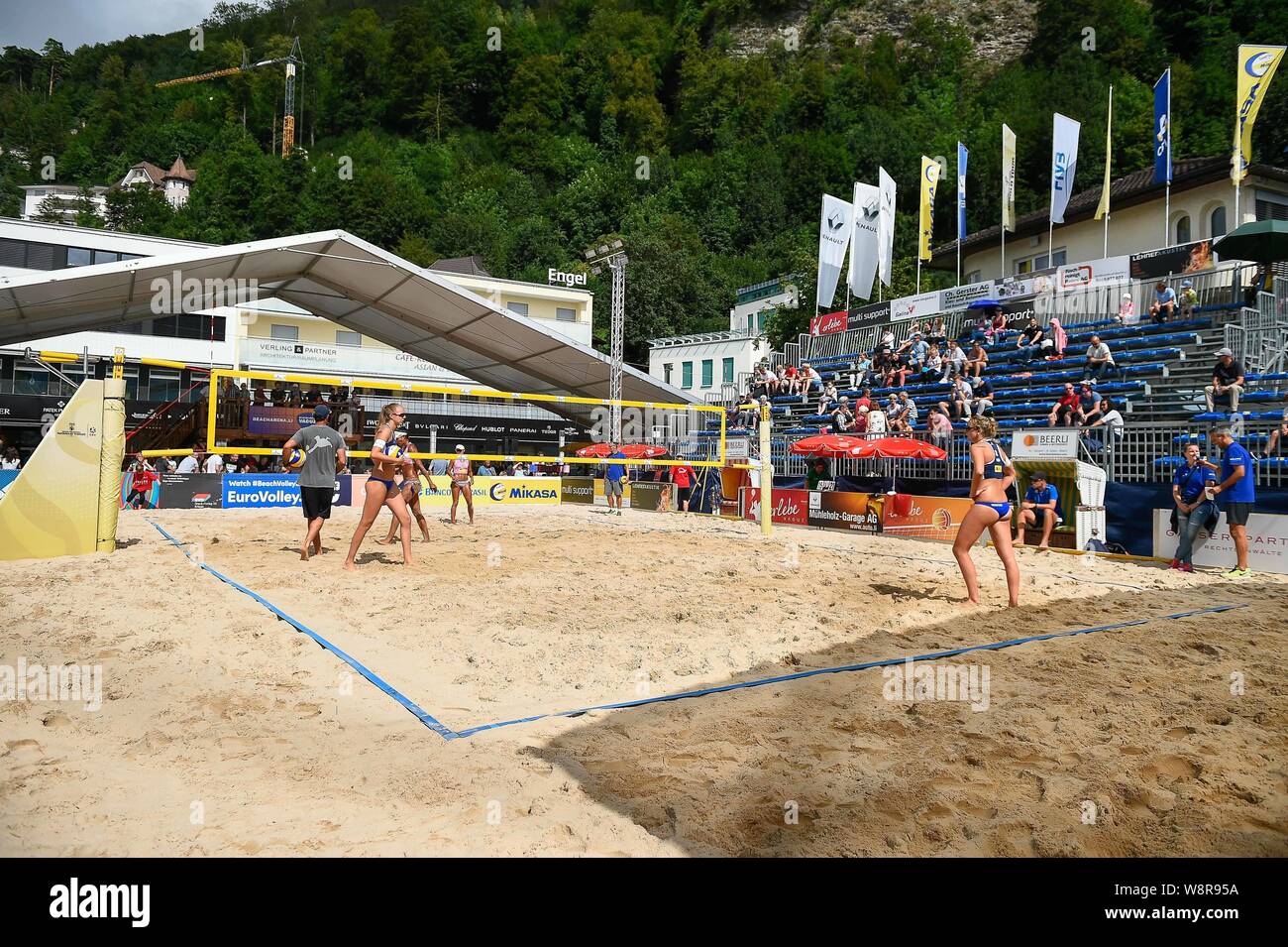 Vaduz, Liechtenstein. 10 Ago, 2019. FIVB BEACH VOLLEYBALL WORLD TOUR: Vista generale del campo central del torneio FIVB Beach Volleyball World Tour Star 1, en Vaduz, Liechtenstein. (Foto: Bruno de Carvalho/Cordon Premere) Credito: CORDON PREMERE/Alamy Live News Foto Stock