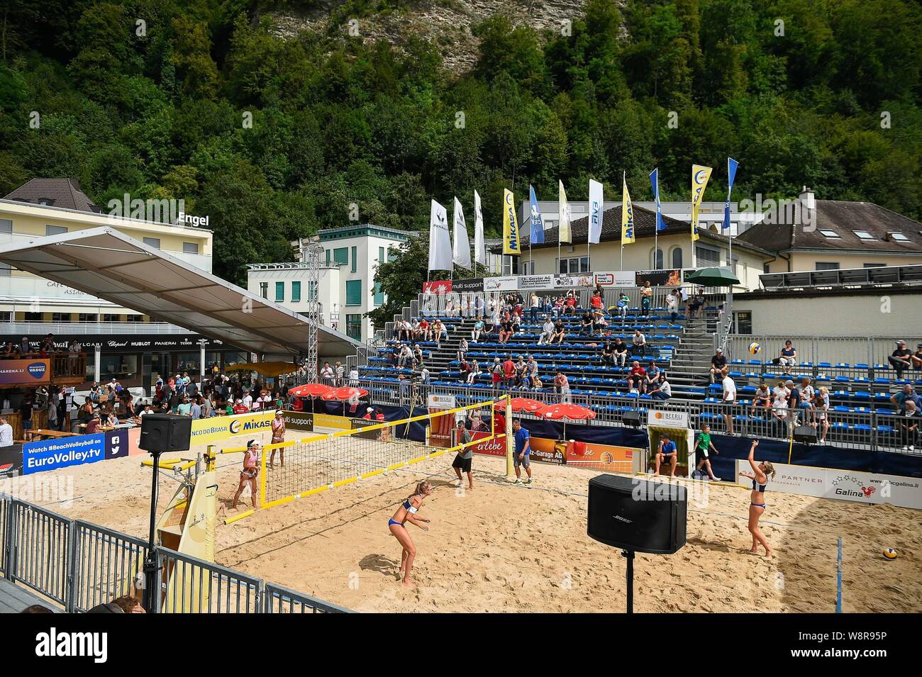 Vaduz, Liechtenstein. 10 Ago, 2019. FIVB BEACH VOLLEYBALL WORLD TOUR: Vista generale del campo central del torneio FIVB Beach Volleyball World Tour Star 1, en Vaduz, Liechtenstein. (Foto: Bruno de Carvalho/Cordon Premere) Credito: CORDON PREMERE/Alamy Live News Foto Stock