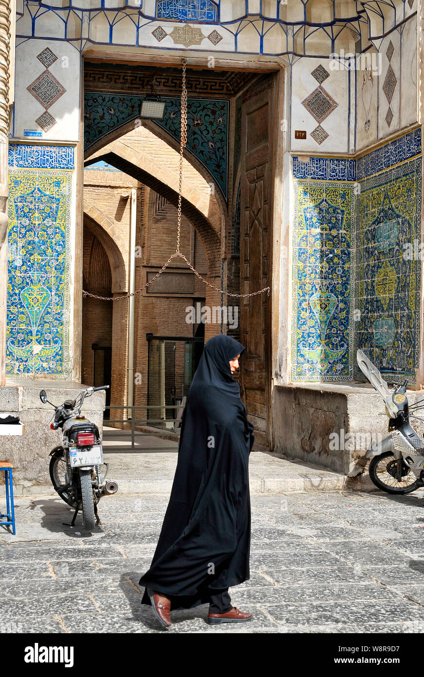 Donna con velo islamico, Isfahan, Iran Foto Stock