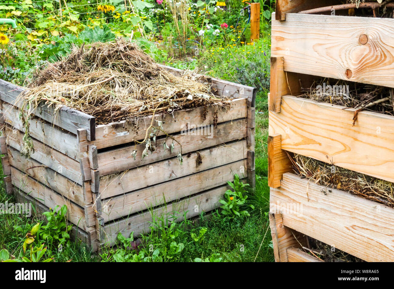 Compostiera in legno, compostaggio giardino, impianto a secco e altri  rifiuti bio su palo Foto stock - Alamy