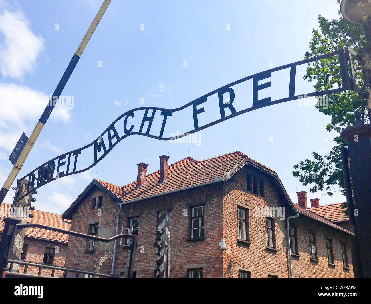 Auschwitz, Polonia:09 Giugno 2015. Entrata segno del campo di concentramento di Auschwitz Foto Stock