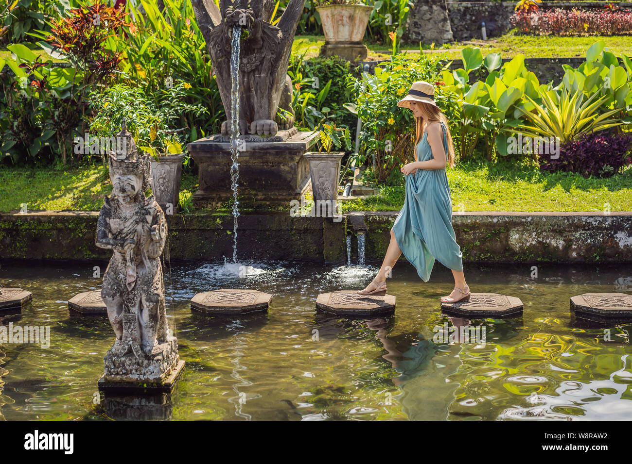 Giovane donna turistico in Taman Tirtagangga, acqua palace, acqua park, Bali Indonesia Foto Stock