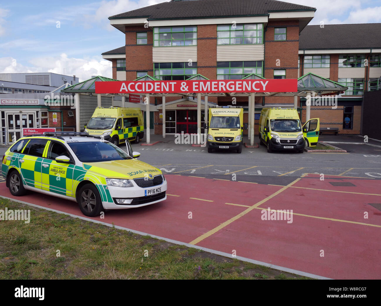 A&E Dept presso il Royal Bolton Hospital, a nord-ovest di servizio ambulanza veicoli, Bolton, Lancashire, Greater Manchester, Inghilterra UK fotografia DON TONGE Foto Stock