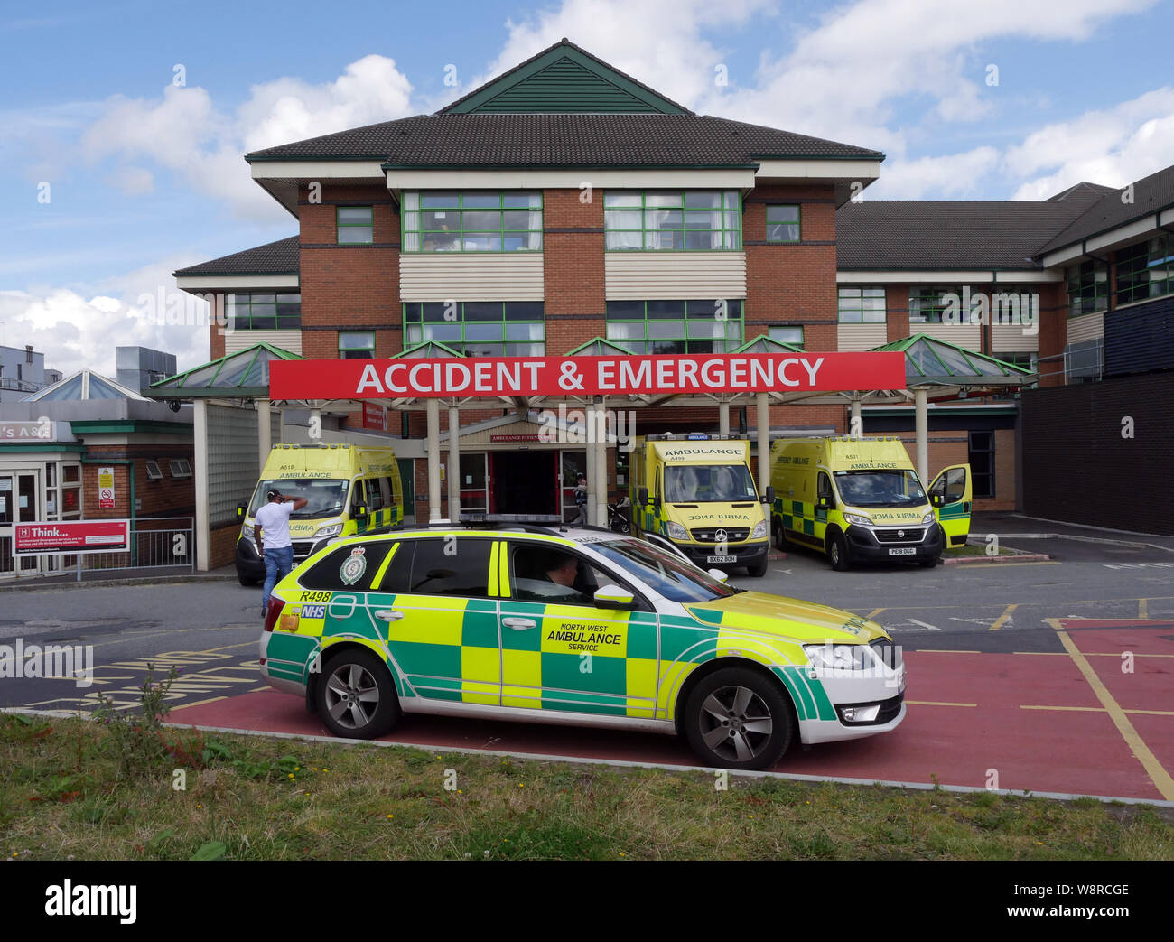 A&E Dept presso il Royal Bolton Hospital, a nord-ovest di servizio ambulanza veicoli, Bolton, Lancashire, Greater Manchester, Inghilterra UK fotografia DON TONGE Foto Stock