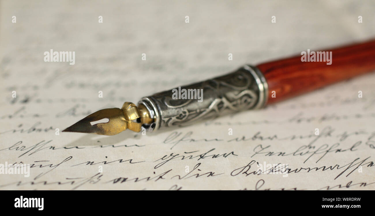 Penna su un vecchio lettera manoscritta - tempo per ricordare un vecchio amico Foto Stock