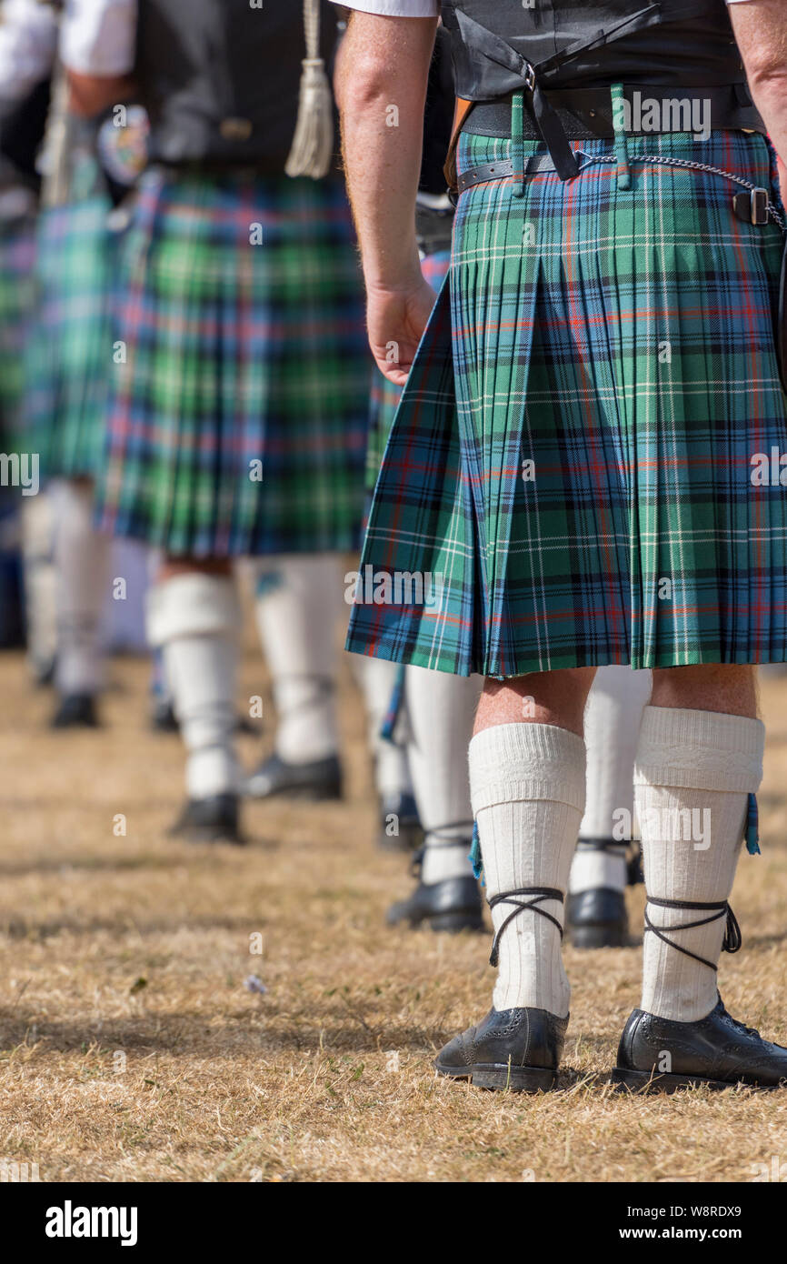 Gli uomini scozzesi indossano il tradizionale abito scozzese di kilt e  calzini bianchi in una banda militare o un esercito Foto stock - Alamy