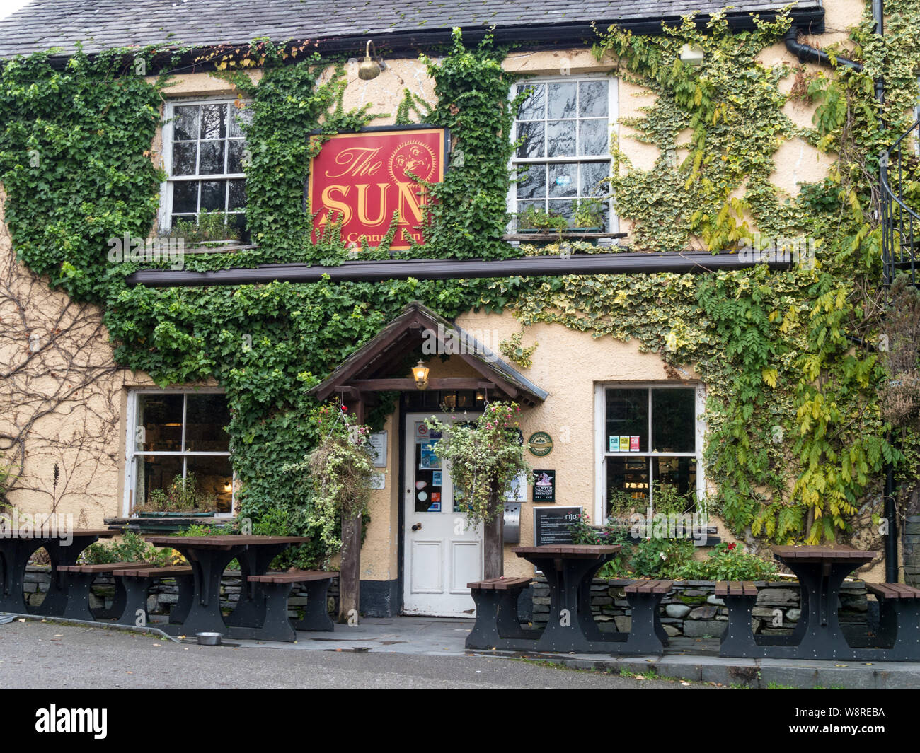 L'ingresso anteriore della coperta di edera Sun Inn Public House e Hotel a Coniston, Lake District, Cumbria, England, Regno Unito Foto Stock