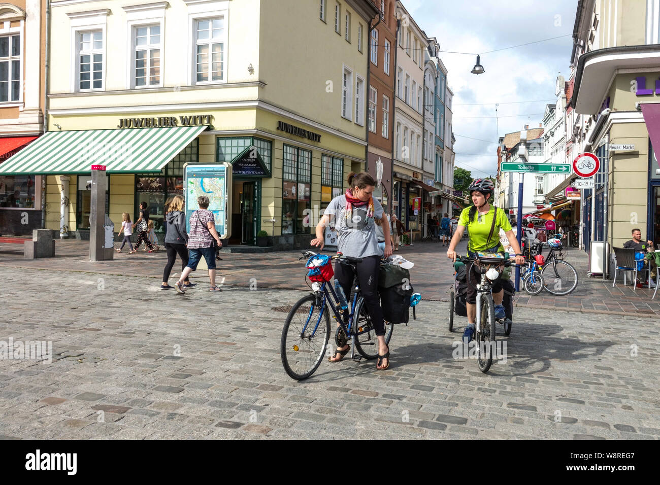 Germania Rostock, due donne in bicicletta nel centro della città gente turisti in bicicletta Foto Stock