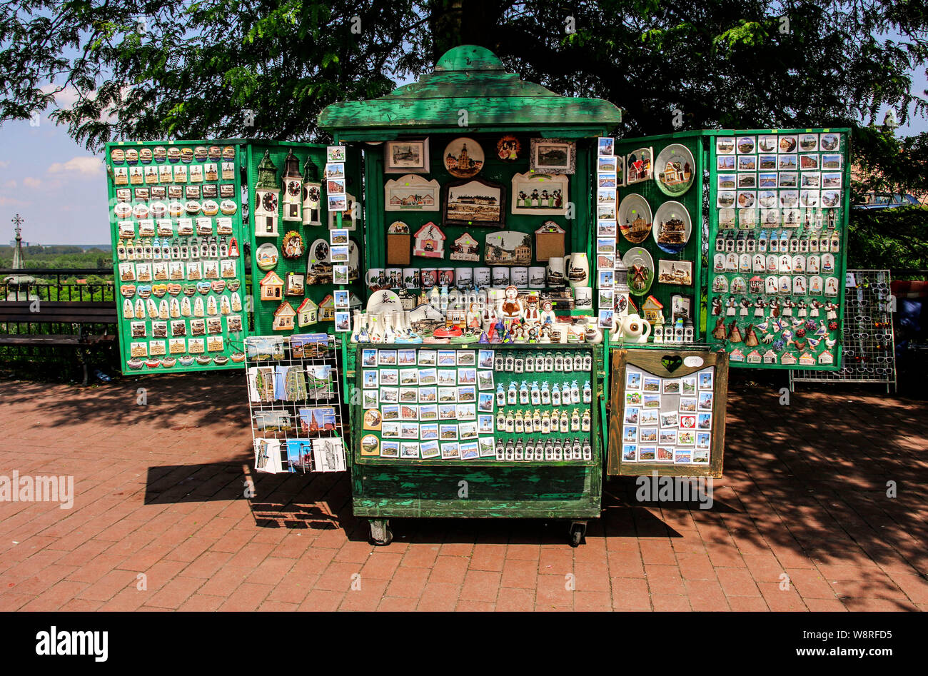 NOVI SAD SERBIA- Giugno 07, 2019: stallo in legno con negozio di souvenir  in forma di magneti, tazze e piatti e figure sul territorio di Petrovaradin  Fort Foto stock - Alamy