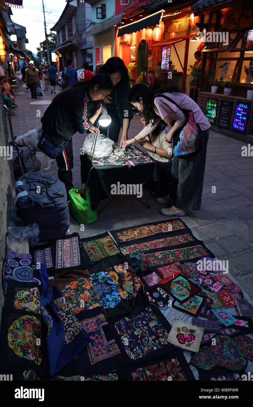 (190811) -- DALI, 11 Agosto, 2019 (Xinhua) -- i turisti selezionare accessori nella città vecchia di Dali, a sud-ovest della Cina di Provincia di Yunnan, il 10 agosto 2019. I turisti sono venuti qui per godere di incantevole vista notturna il cibo locale e attraente prestazioni durante le ore notturne. (Xinhua/Qin Qing) Foto Stock