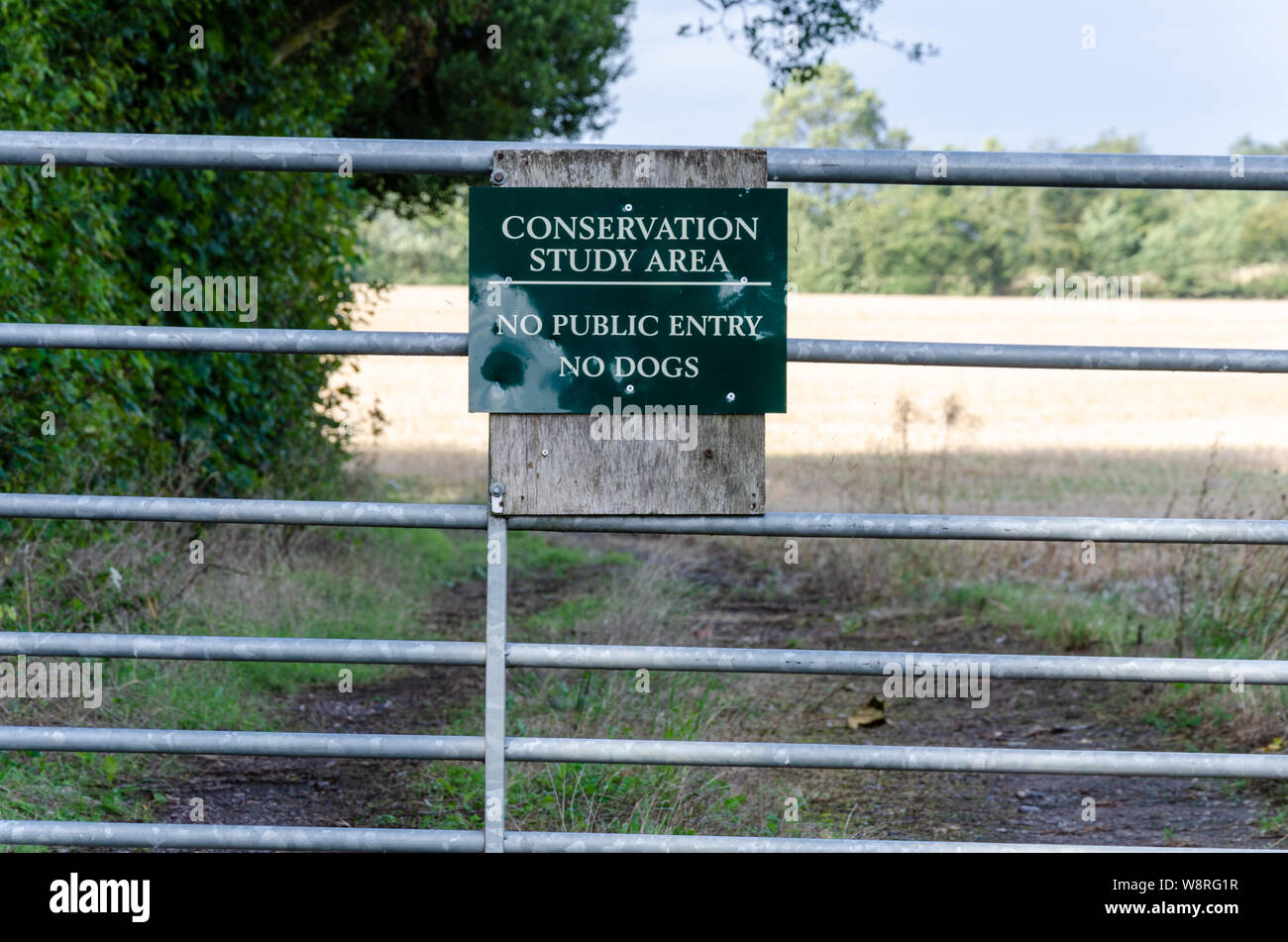 Un segno su una porta di metallo informatori i membri del pubblico che essi non sono ammessi oltre il cancello che è una conservazione area di studio. Foto Stock