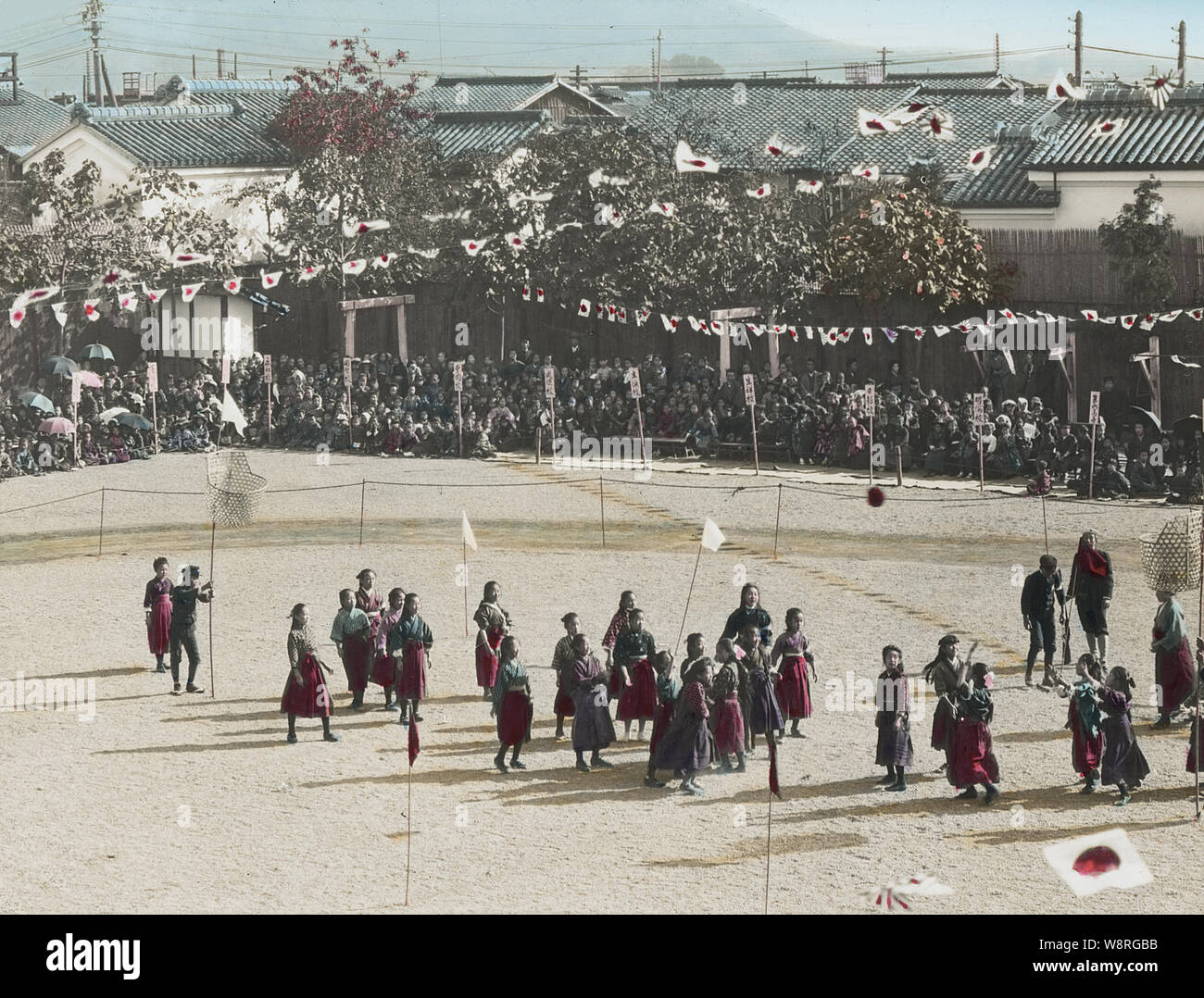 [ 1900 Giappone - La vita scolastica ] - Scuola Elementare ragazze partecipare nella loro scuola di sport del giorno. Questa immagine è parte di "La vita della scuola di giovani Giappone " (n. 18), una serie pubblicata dal fotografo giapponese Kozaburo Tamamura nei primi anni del Novecento (fine Meiji). Xx secolo vintage vetrino di vetro. Foto Stock