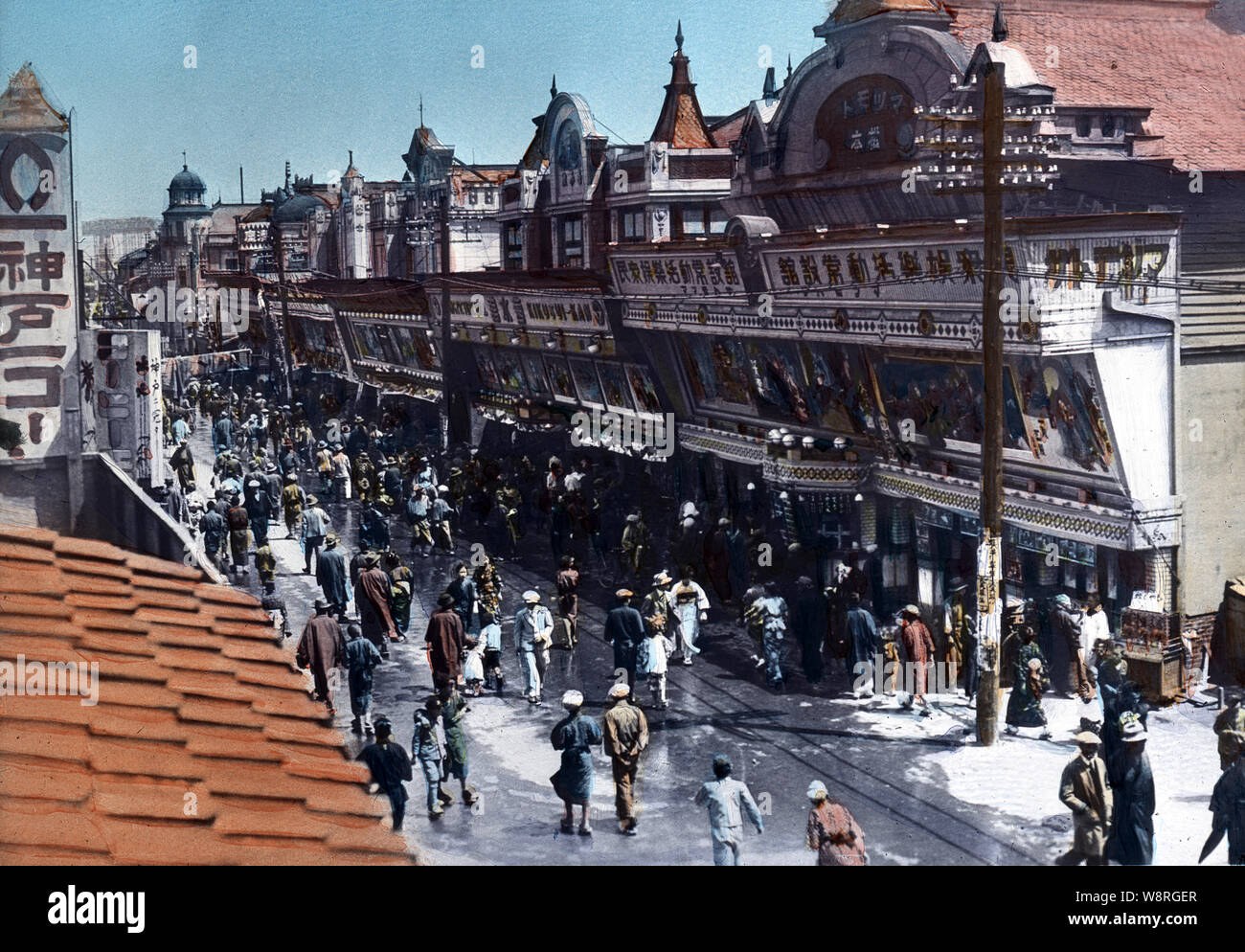 [ 1920s Giappone - Area di intrattenimento a Kobe ] - Teatri a Shinkaichi Minatogawa di Kobe, nella prefettura di Hyogo. Xx secolo vintage vetrino di vetro. Foto Stock
