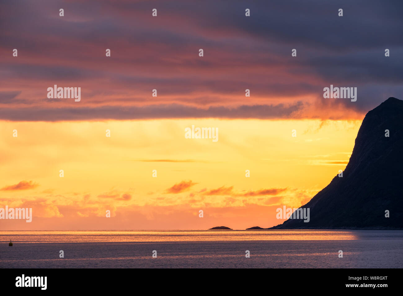 Colorato tramonto del sole di mezzanotte nel fiordo, Senja, Norvegia Foto Stock