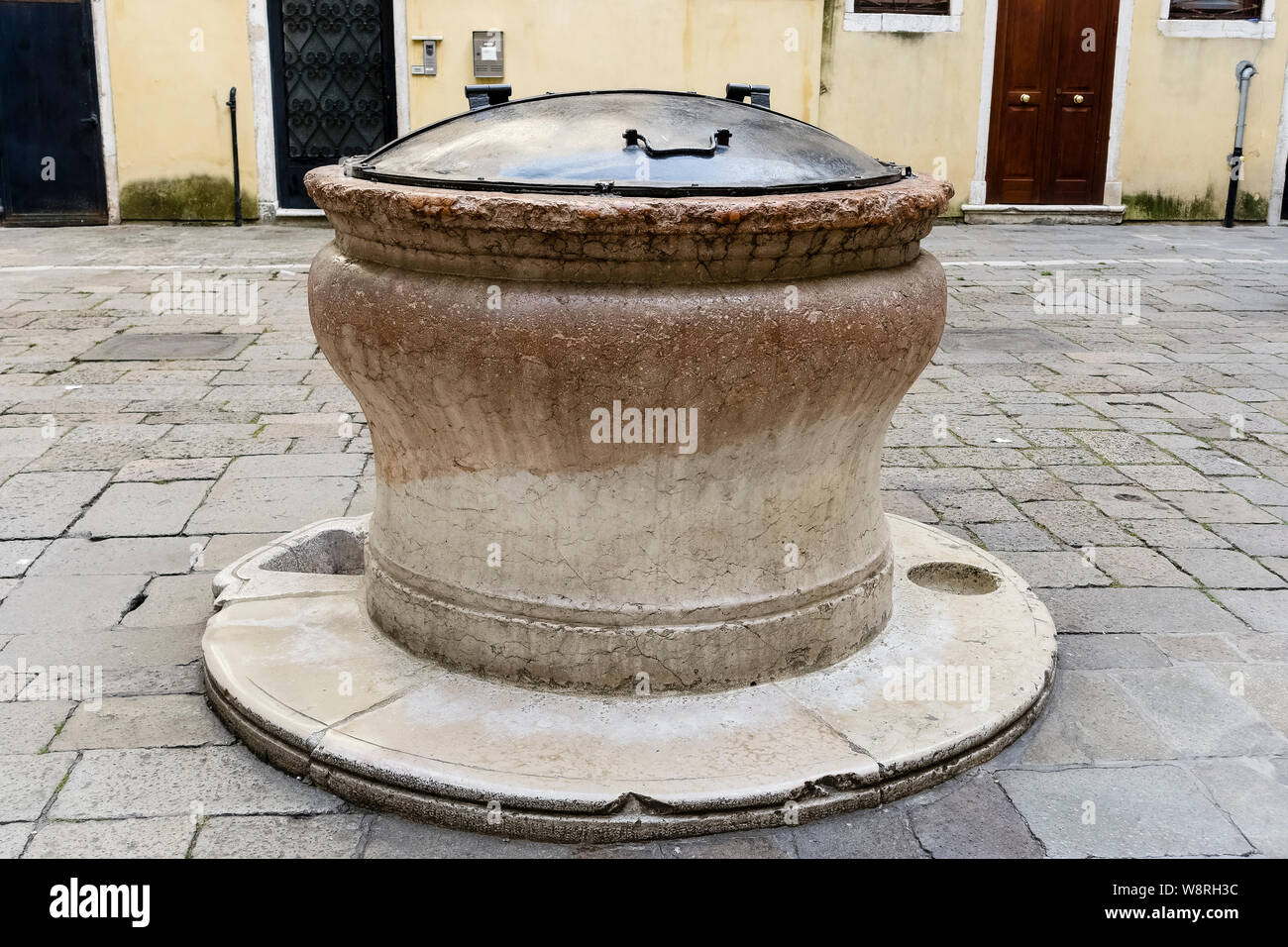 Antico in pietra testa di pozzo, Campiello de le scuole. Sestiere di Cannaregio Venezia centro storico. Serenissima Repubblica di Venezia La Serenissima. Italia Foto Stock