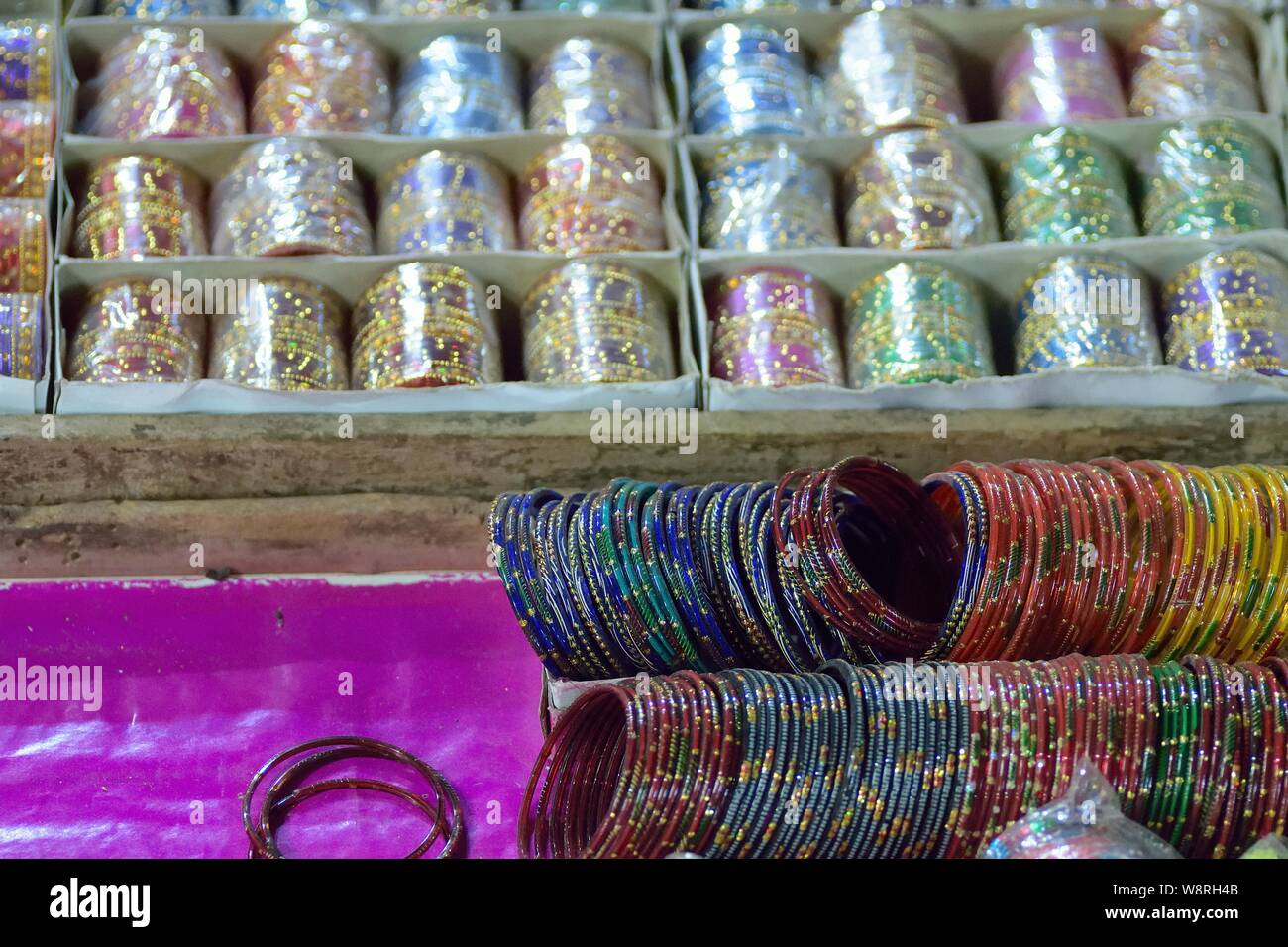 Si sono allineati colorati Bangles al negozio indiano lato strada a Varanasi, India Foto Stock