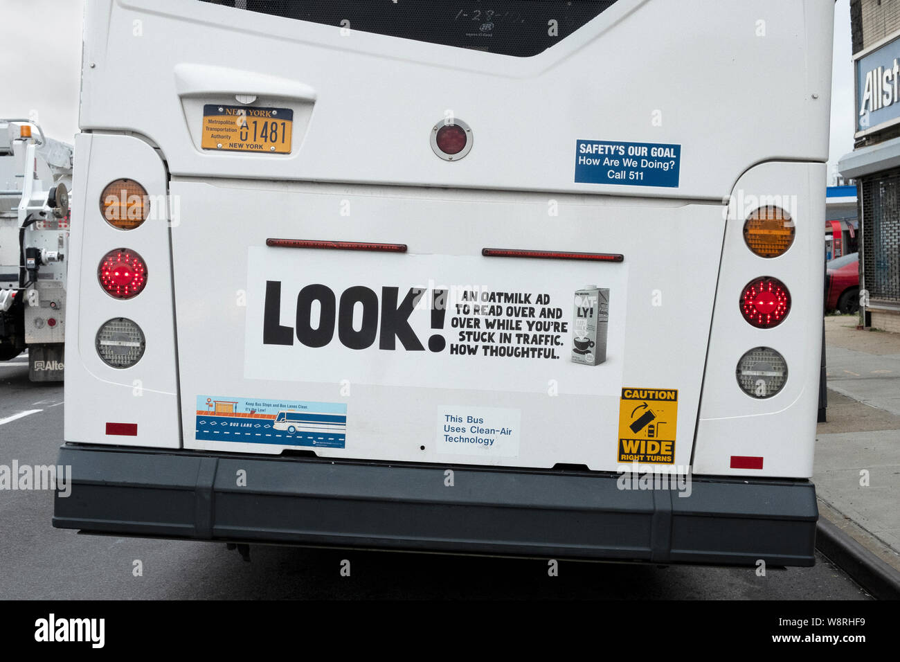 Una divertente pubblicità intelligente per Oatly Latte di avena visualizzato sul retro di un bus sul Northern Blvd. in Bayside, Queens, a New York City. Foto Stock