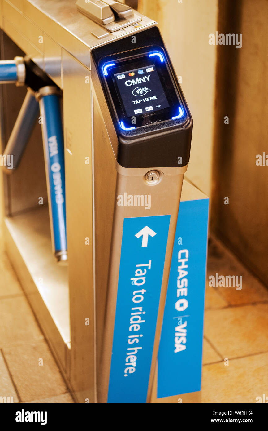 Nuova tecnologia OMNY per il pagamento della tariffa sulla New York i mezzi di trasporto pubblici. Foto Stock