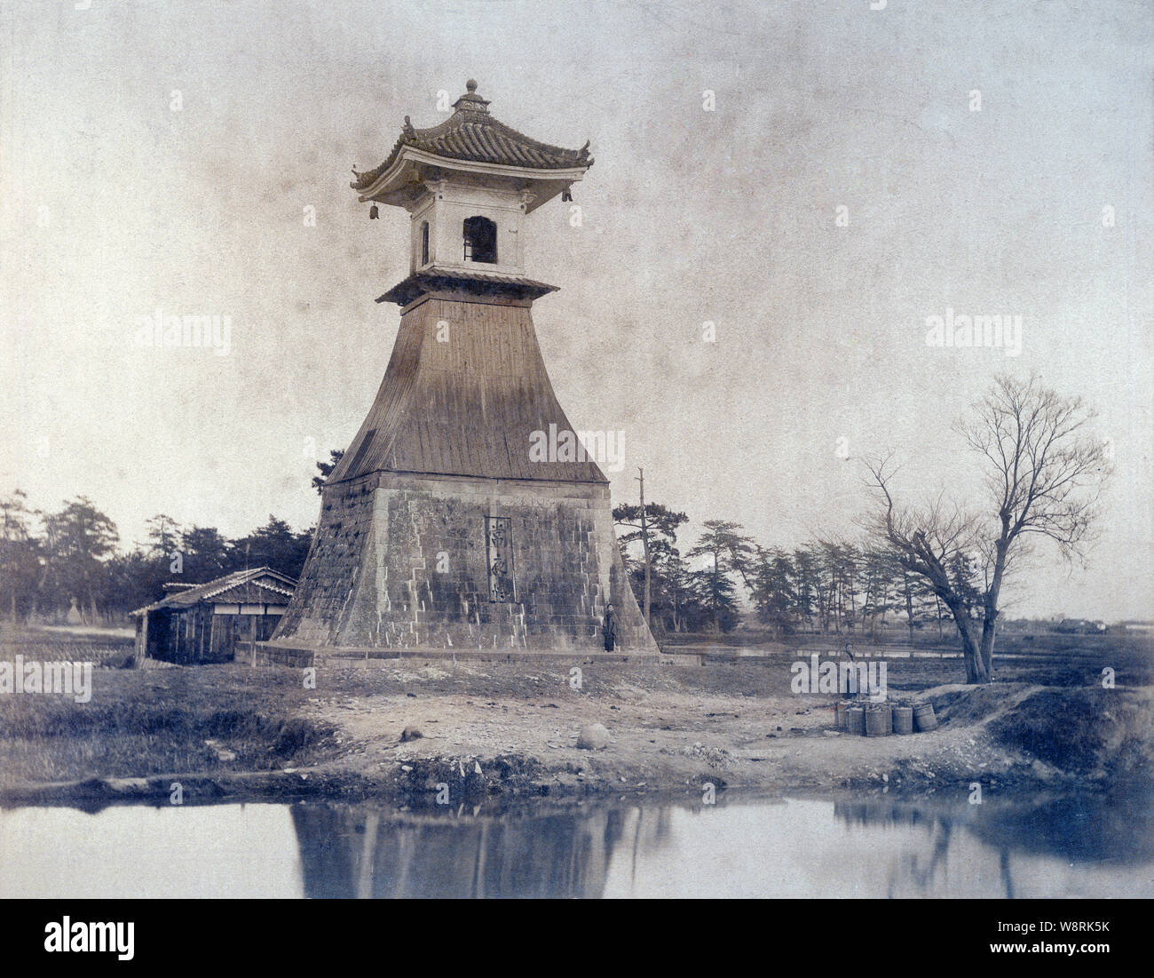 [ 1890 Giappone - Sumiyoshi Lighthouse, Osaka ] - Sumiyoshi Taka-doro faro in Sumiyoshi-ura, Osaka. La torre fu distrutta dal tifone Jane nel 1950 (Showa 25) e ricostruita in pietra. Il faro, che bruciò l'olio di colza è stato realizzato come un sacrificio alla divinità custode del Santuario Sumiyoshi alla fine del periodo Kamakura (1185-1333), rendendo il Giappone il più antico faro del. Xix secolo albume vintage fotografia. Foto Stock