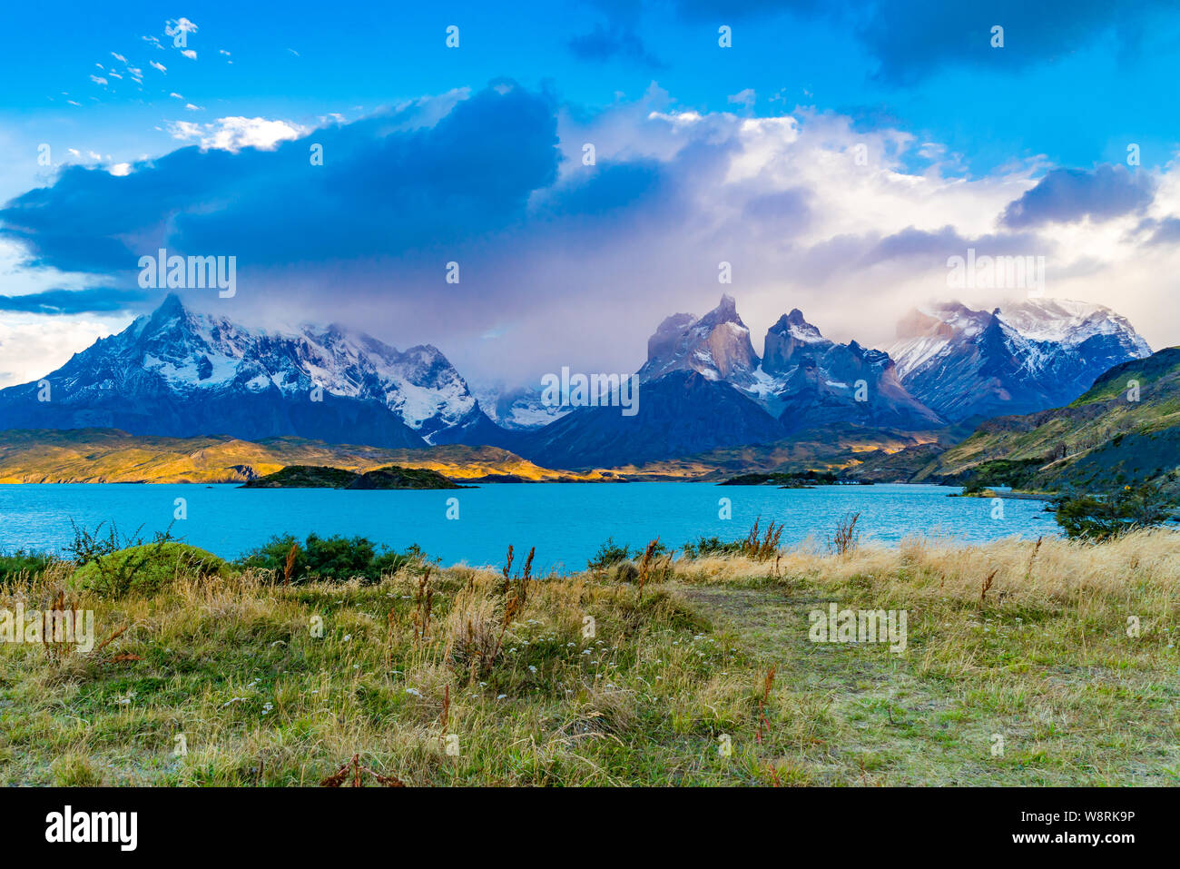 Bellissimo paesaggio panoramico del Parco Nazionale Torres del Paine con Pehoe lago e montagna di nebbia in serata, Cile Foto Stock