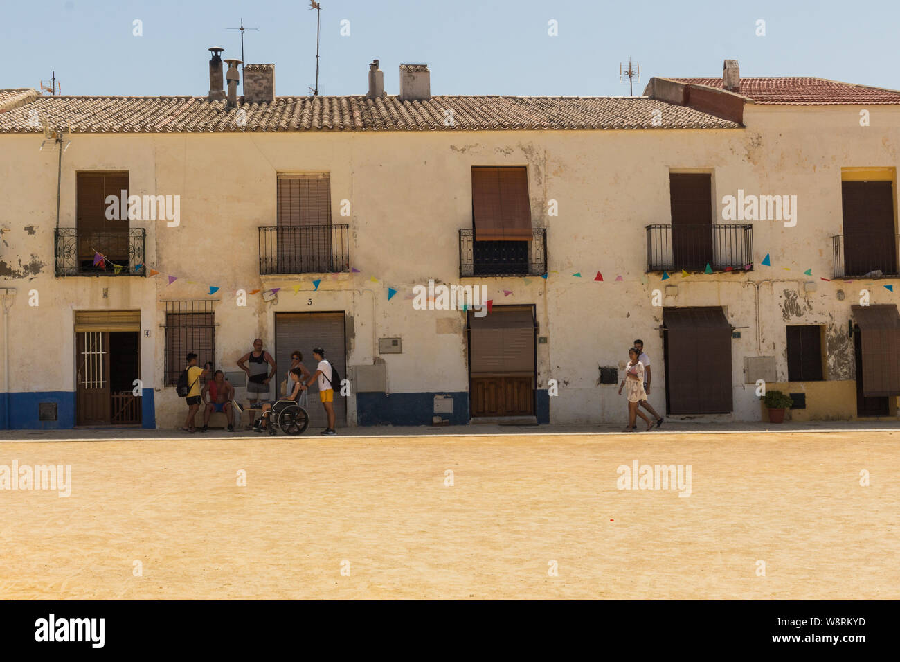 Isla de Tabarca, Alicante, Spagna 08/06/2019 piazza principale su isola di Tabarca con per turisti in cerca di ombra per la masterizzazione di sole estivo Foto Stock