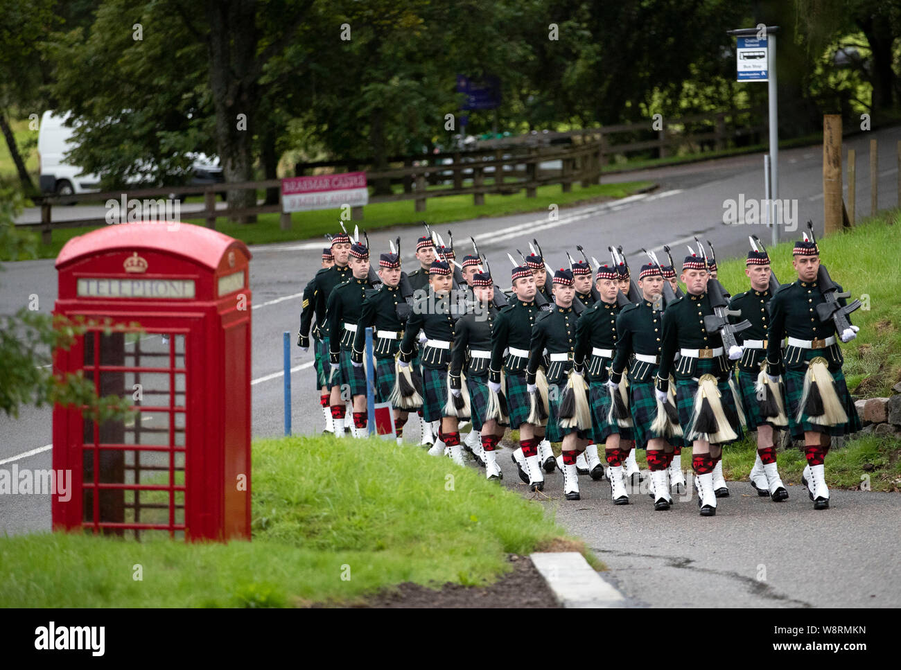 Soldati arrivano a fornire la guardia d'onore a Crathie Kirk, vicino a Balmoral, precedendo la domenica mattina il servizio in chiesa. Foto Stock
