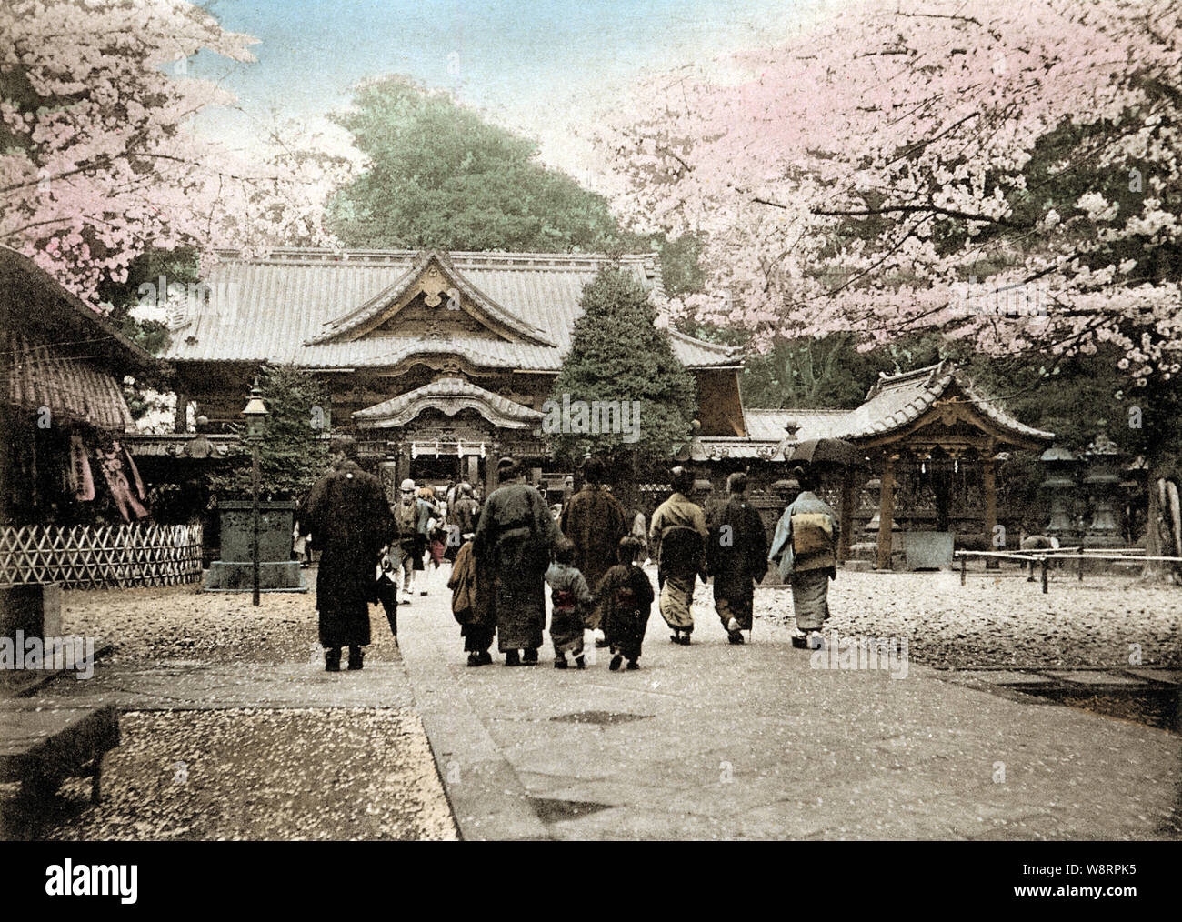 [ 1890 Giappone - Santuario per il giapponese Shogun Tokugawa Ieyasu ] - Ueno Tosho-gu il Sacrario (上野東照宮) nel Parco di Ueno, Tokyo. Fu costruita nel 1627 in onore di Ieyasu Tokugawa (徳川家康, 1543-1616), ma Tokugawa Yoshimune (徳川吉宗, 1684- 1751), e Yoshinobu Tokugawa (徳川慶喜, 1837-1913) sono sancito anche qui. L'edificio attuale risale al 1651. Questa immagine è stata pubblicata nel 1895 (Meiji 28) da Kazumasa Ogawa nelle scene del capitale orientale del Giappone. Xix secolo collotipia vintage print. Foto Stock