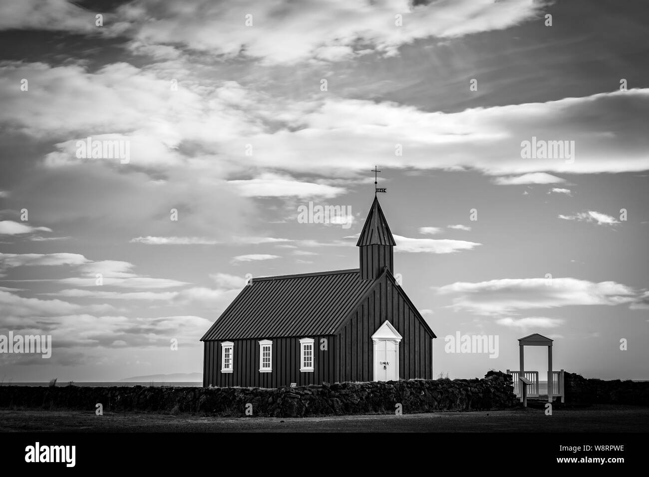 Islandese chiesa nera alla penisola Snaefellsness Foto Stock