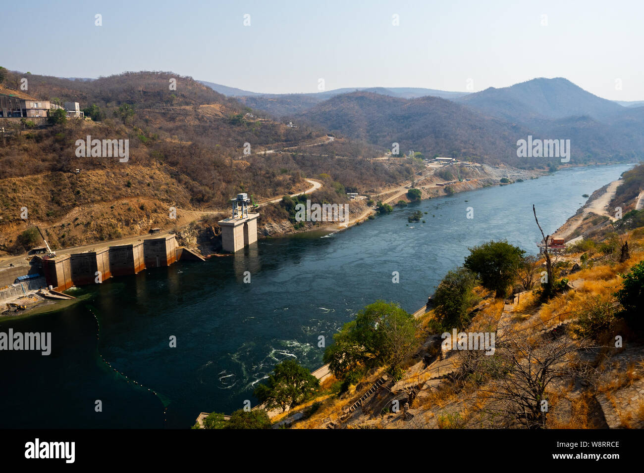 Vista il Kariba diga idroelettrica in Kariba gola del fiume Zambesi tra lo Zimbabwe e Zambia in Africa australe. La diga forma il lago Karib Foto Stock
