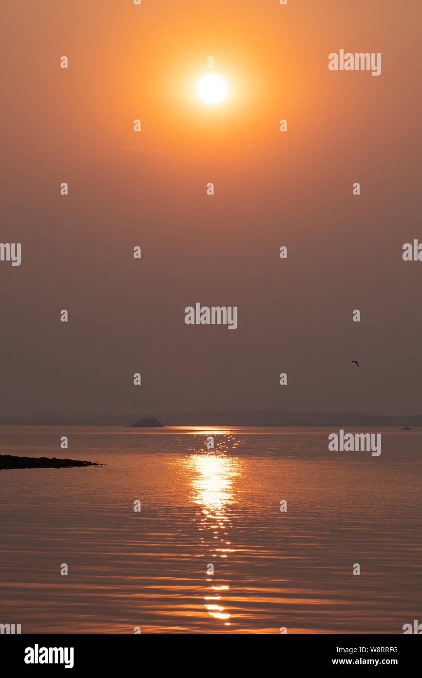 Africa rosso tramonto sul lago Kariba, Zimbabwe Foto Stock