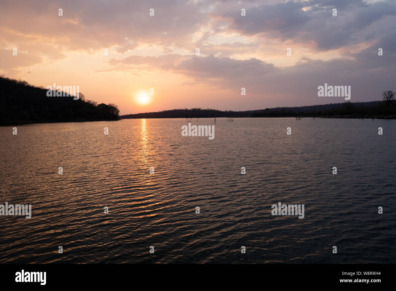 Africa rosso tramonto sul lago Kariba, Zimbabwe Foto Stock