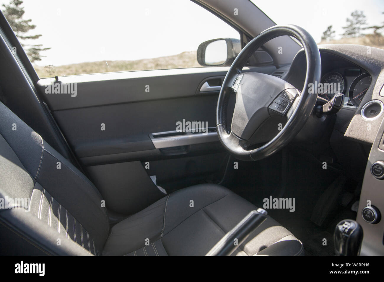 Vuoto sedile conducente e di un volante di sterzo della vettura Foto stock  - Alamy