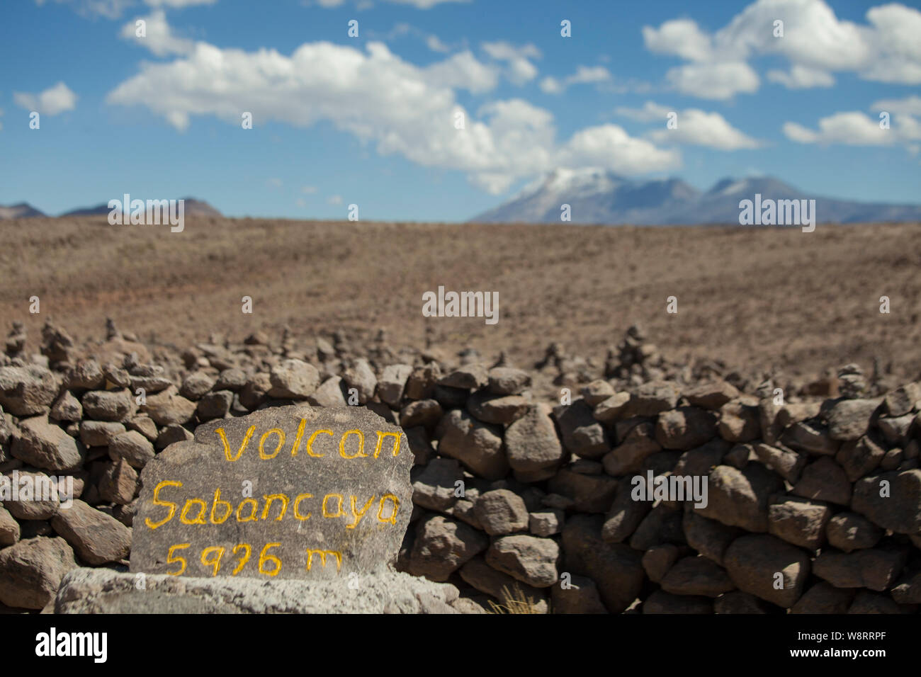 Vocano Sabancayo segno sulla roccia con il vulcano a distanza in Perù Foto Stock