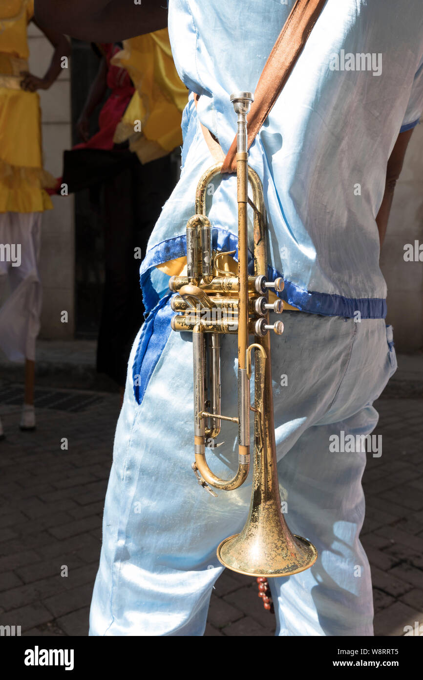 Un trombettista tutti vestiti di bianco sulle strade di l'Avana. Cuba è famosa in tutto il mondo per la sua tromba attori e musica. Viene suonata musica ovunque Foto Stock
