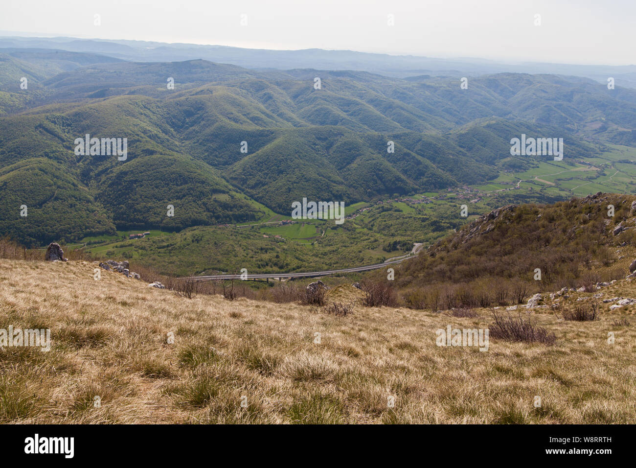 Una vista dalla montagna Nanost a valle del Vipava Foto Stock