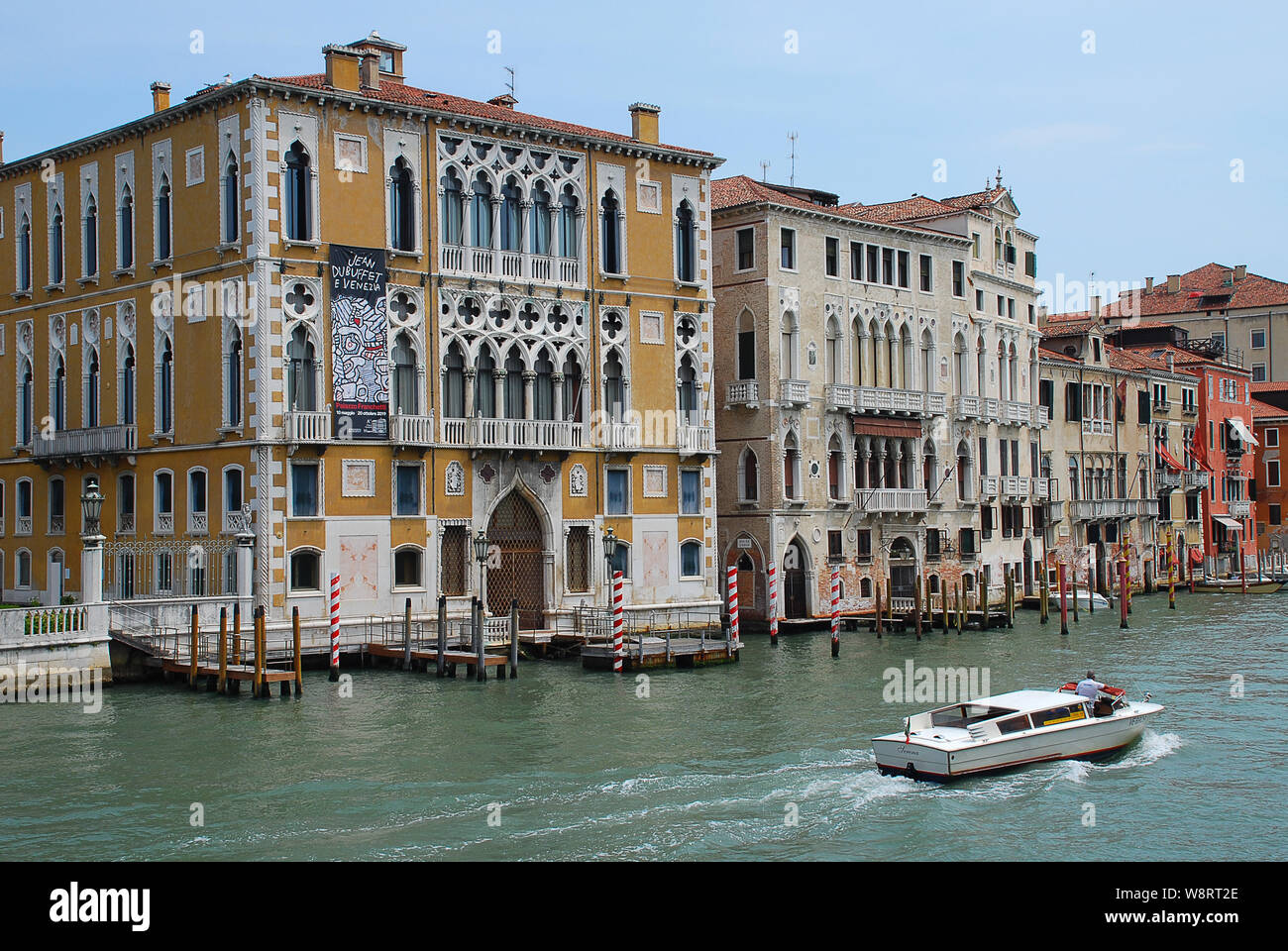 Vista sul Canal Grande a Venezia, Italia, dal Ponte dell'Accademia: Palazzo Cavalli-Franchetti Foto Stock
