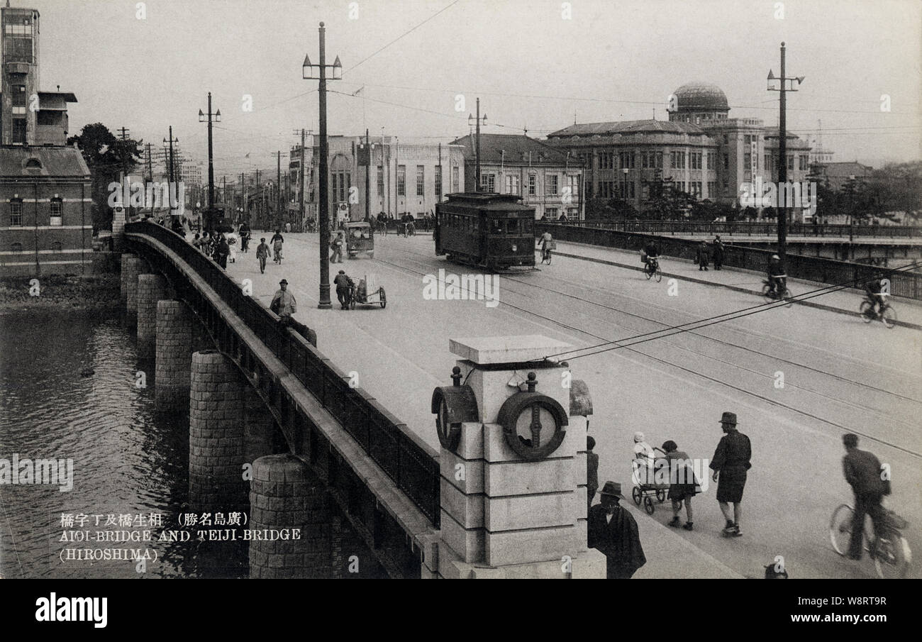 [ 1930 Giappone - una bomba a cupola in Hiroshima ] - Aioibashi Ponte e ponte Teijibashi in Hiroshima. Nella parte posteriore, la Prefettura di Hiroshima prodotti Exhibition Hall è visibile. Progettato da architetto ceco Jan Letzel, la costruzione è stata completata nel mese di aprile 1915 (Taisho 4). Il 6 agosto 1945 (Showa 20) esplosione nucleare che ha devastato Hiroshima luogo trovato quasi direttamente al di sopra dell'edificio. Ora noto come la cupola di Genbaku (A-Bomb Dome), questa pace di Hiroshima Memorial è stato registrato nella Lista del Patrimonio Mondiale dell'UNESCO nel dicembre 1996 (Heisei 8). Xx secolo cartolina vintage. Foto Stock