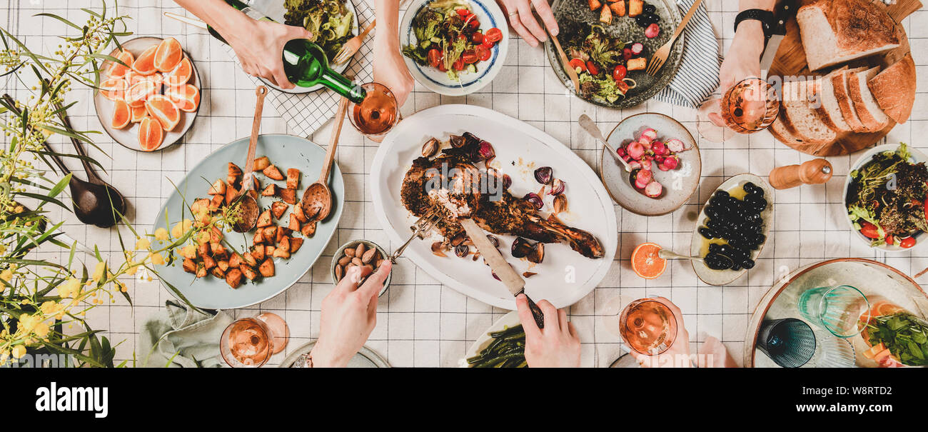 Flat-lay di persone di mangiare e di bere il vino rosato, ampia composizione Foto Stock